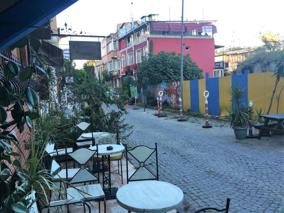 Cheers Vintage Hostel Istanbul Ngoại thất bức ảnh The courtyard of the restaurant