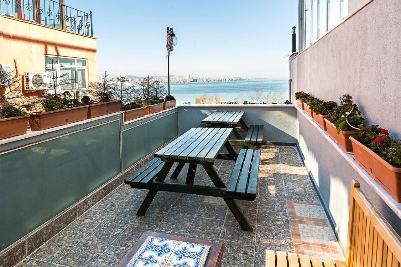 Cheers Vintage Hostel Istanbul Ngoại thất bức ảnh A balcony in Lisbon, Portugal