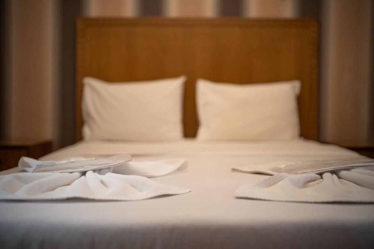 Cheers Vintage Hostel Istanbul Ngoại thất bức ảnh A bed with pillows