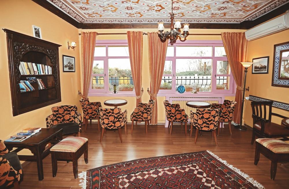 Cheers Vintage Hostel Istanbul Ngoại thất bức ảnh Interior of the library