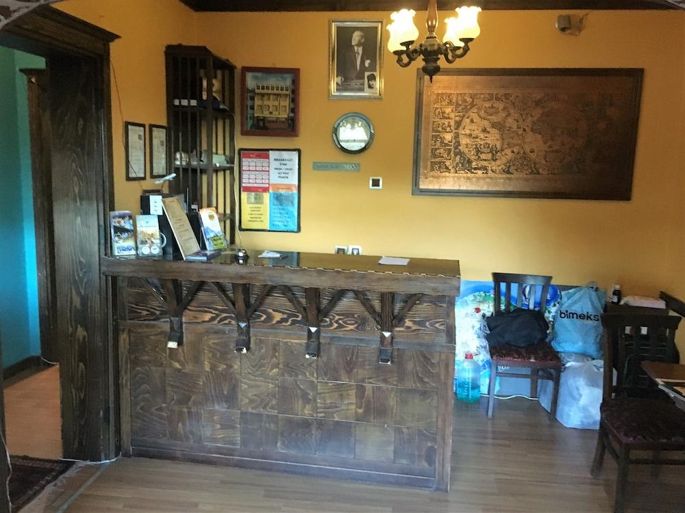 Cheers Vintage Hostel Istanbul Ngoại thất bức ảnh The front desk at the station