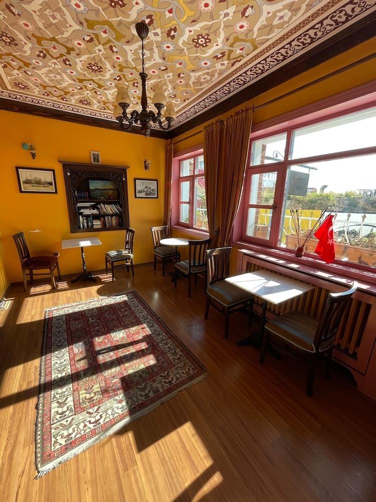 Cheers Vintage Hostel Istanbul Ngoại thất bức ảnh The interior of the cafe