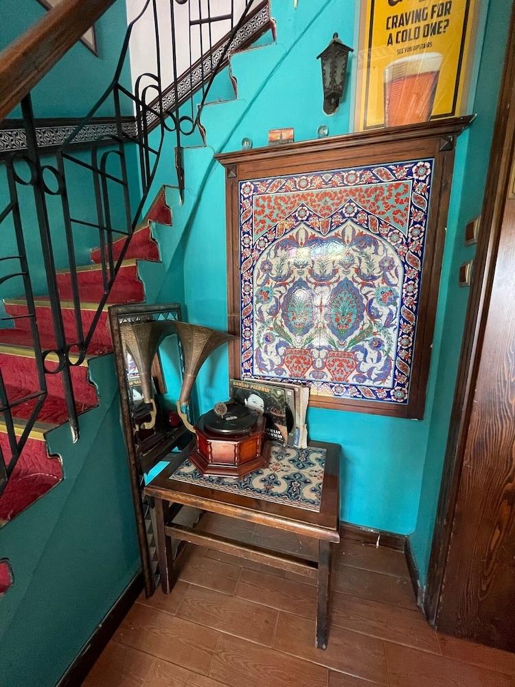 Cheers Vintage Hostel Istanbul Ngoại thất bức ảnh A view of the staircase