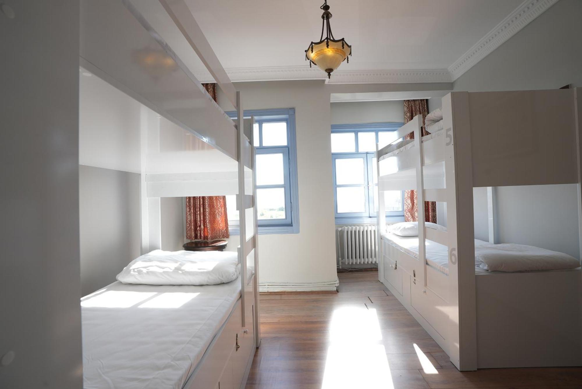 Cheers Vintage Hostel Istanbul Ngoại thất bức ảnh Hostel room in Madrid, Spain