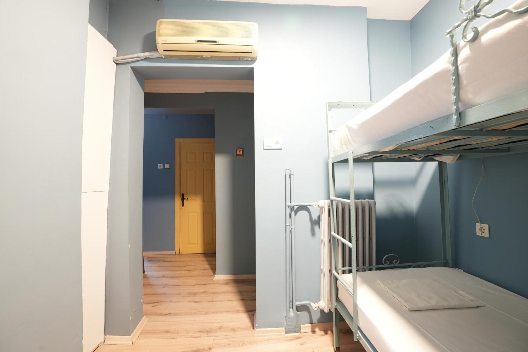 Cheers Vintage Hostel Istanbul Ngoại thất bức ảnh Hostel room in Madrid, Spain