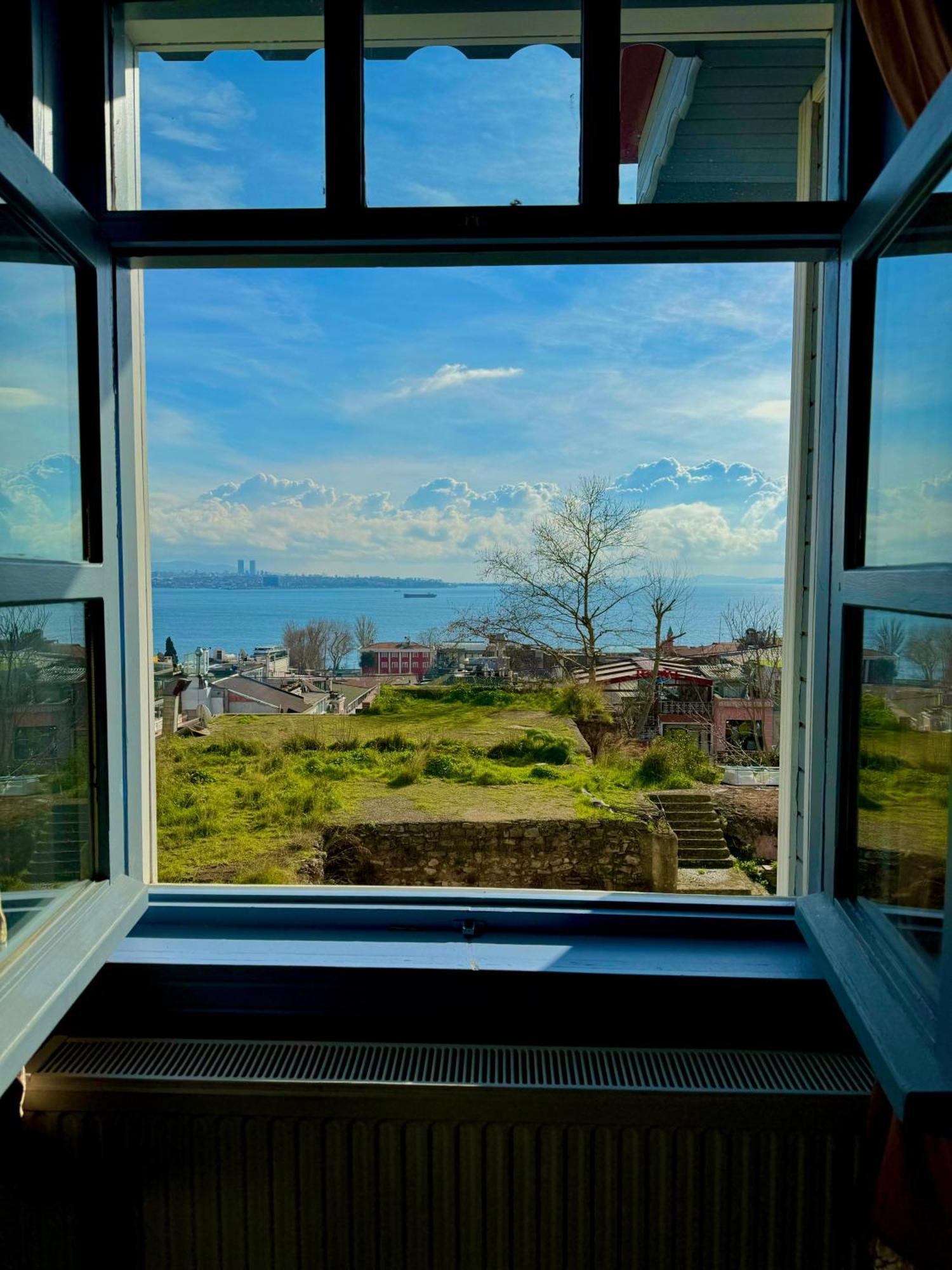 Cheers Vintage Hostel Istanbul Ngoại thất bức ảnh View of the Aegean Sea from the window of a house in Çeşme