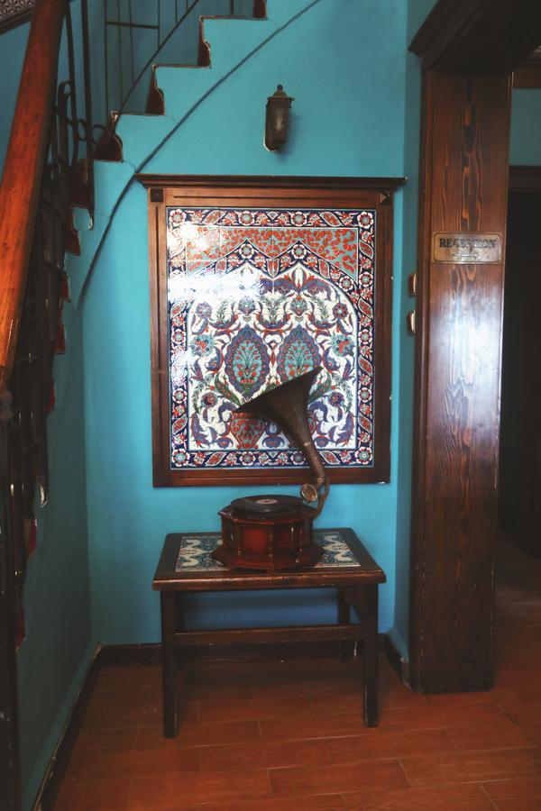 Cheers Vintage Hostel Istanbul Ngoại thất bức ảnh A gramophone in the museum