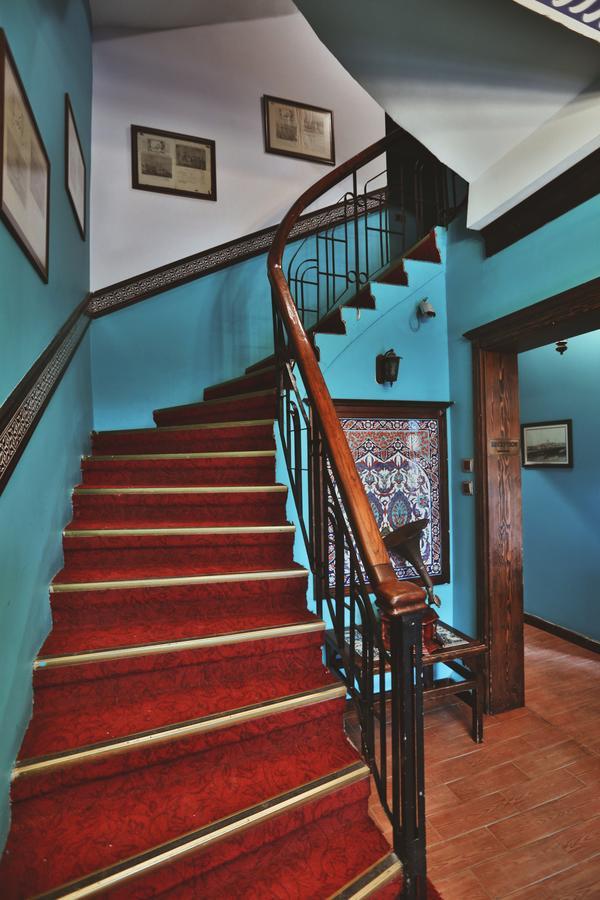 Cheers Vintage Hostel Istanbul Ngoại thất bức ảnh Staircase