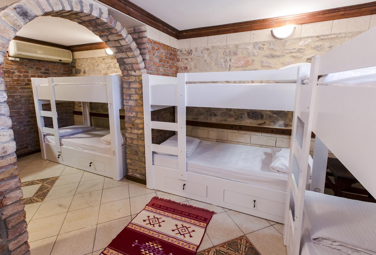 Cheers Vintage Hostel Istanbul Ngoại thất bức ảnh Hostel room in the UK