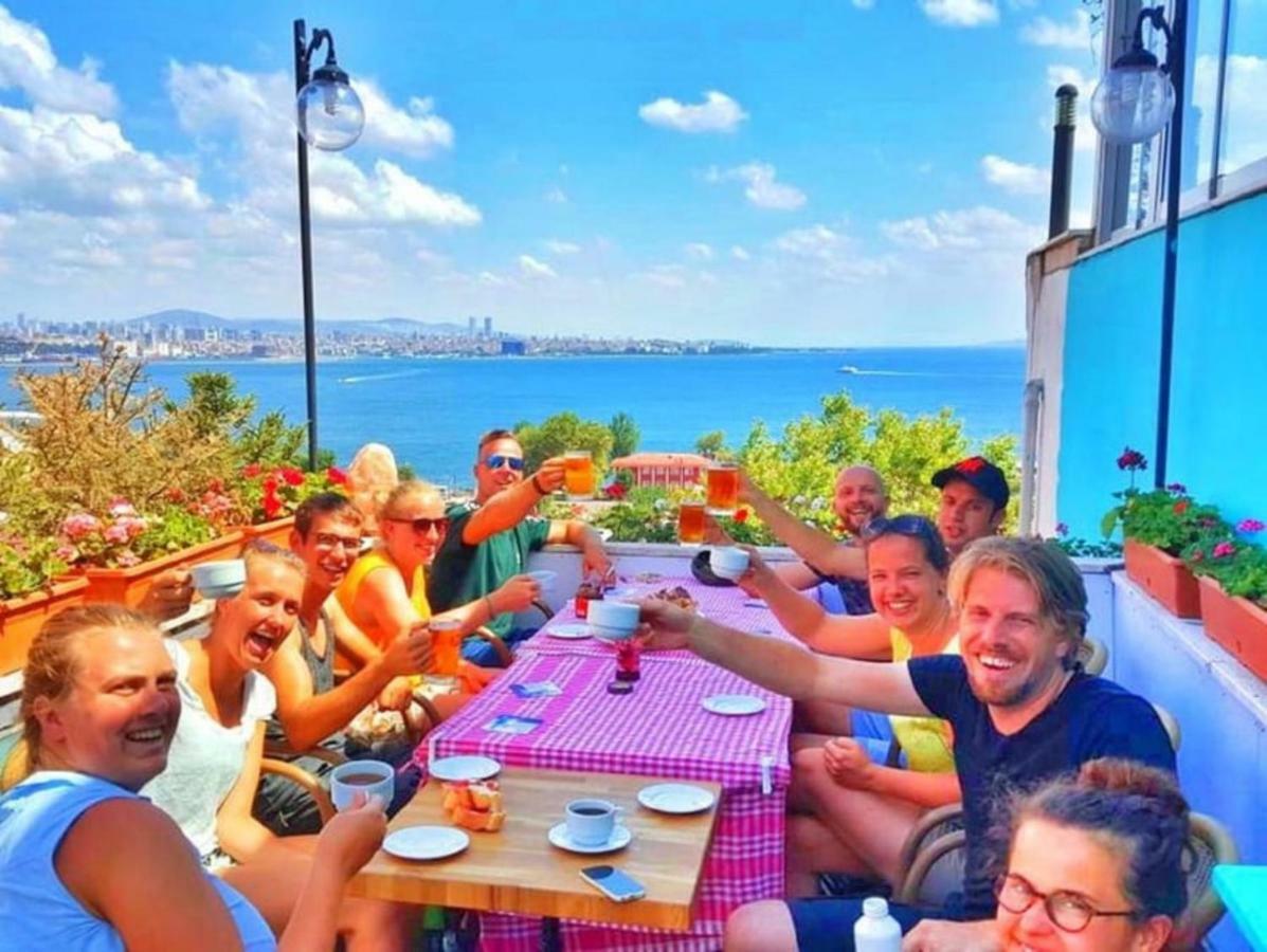 Cheers Vintage Hostel Istanbul Ngoại thất bức ảnh A typical rooftop party