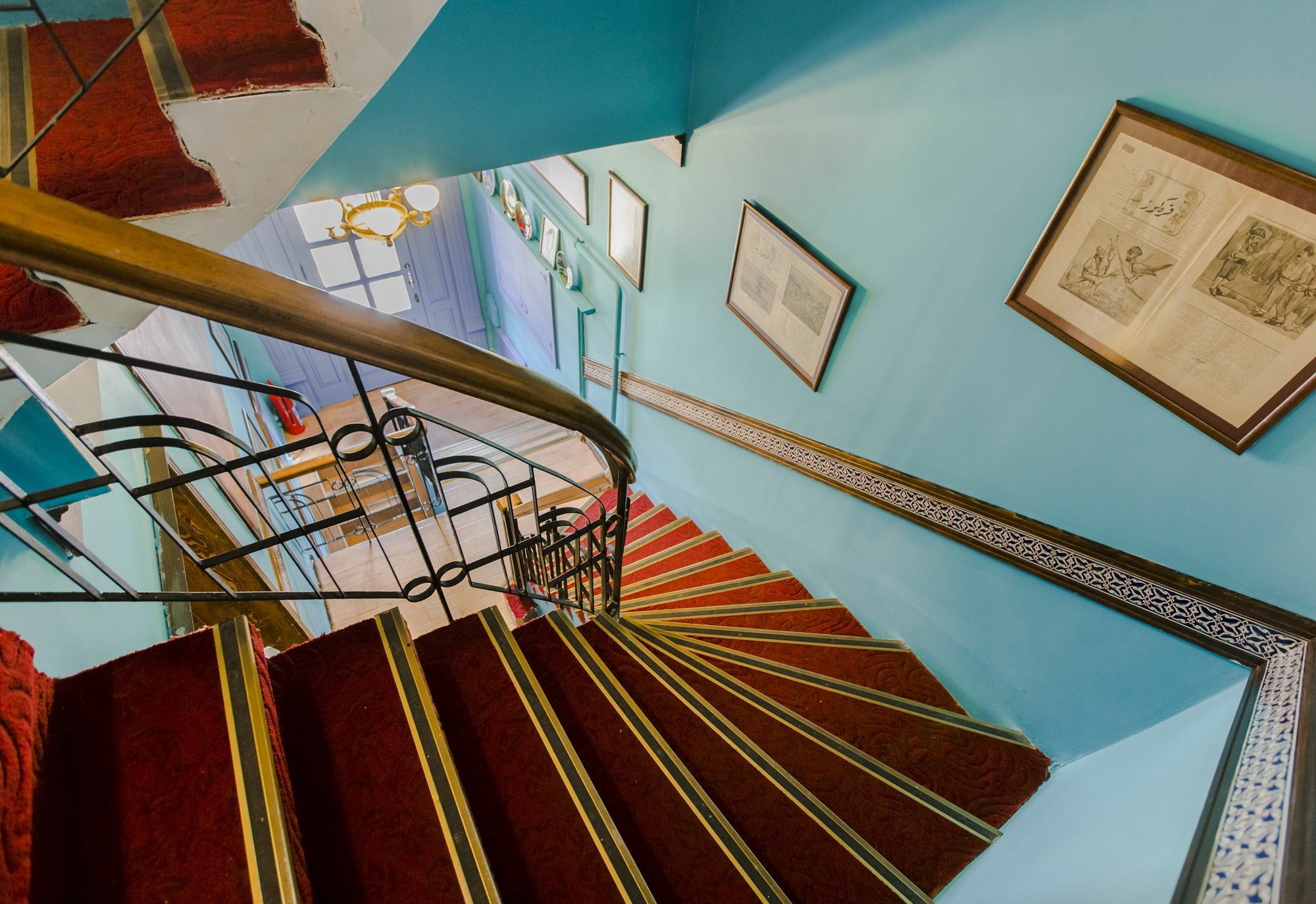 Cheers Vintage Hostel Istanbul Ngoại thất bức ảnh Staircase