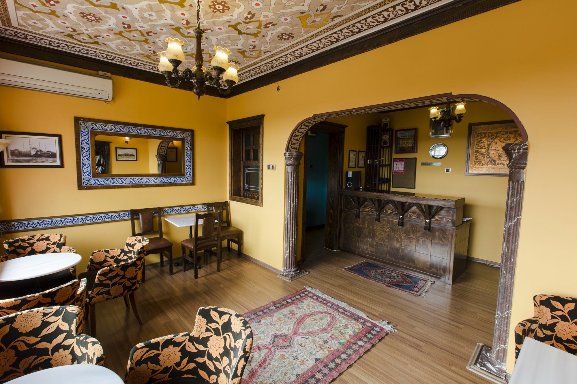 Cheers Vintage Hostel Istanbul Ngoại thất bức ảnh Interior of the restaurant